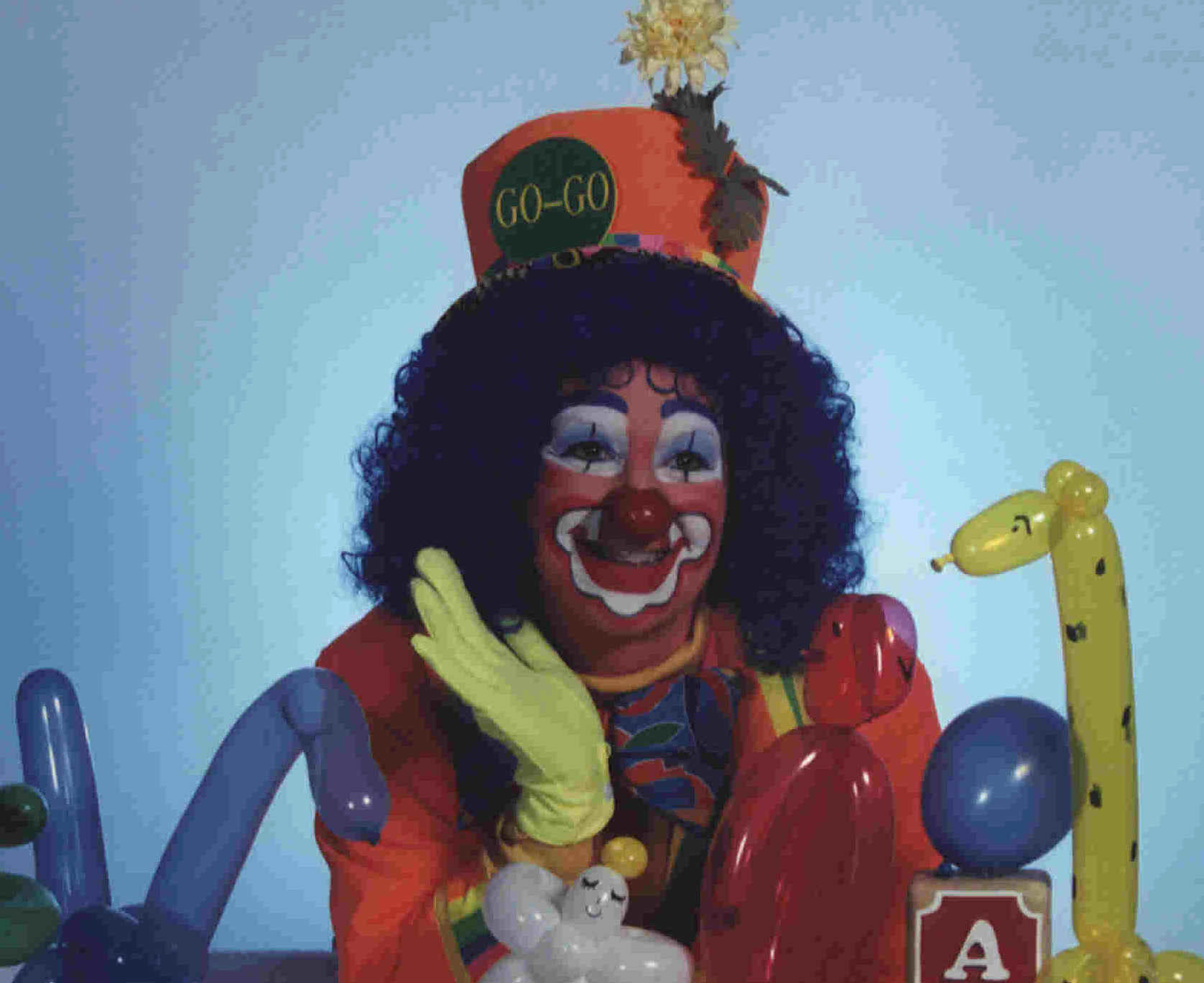 GoGo Makes Balloon Sculptures